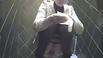 jeans voyeur pissing toilet pussy black blonde ebony